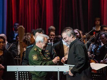 Валерий Гергиев награжден учрежденной Минобороны РФ медалью